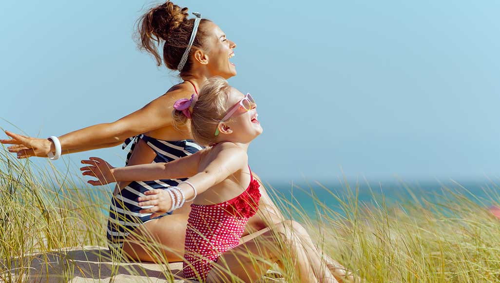 Mutélios bienfaits de la vitamine D, mère et fille profitant de la mer
