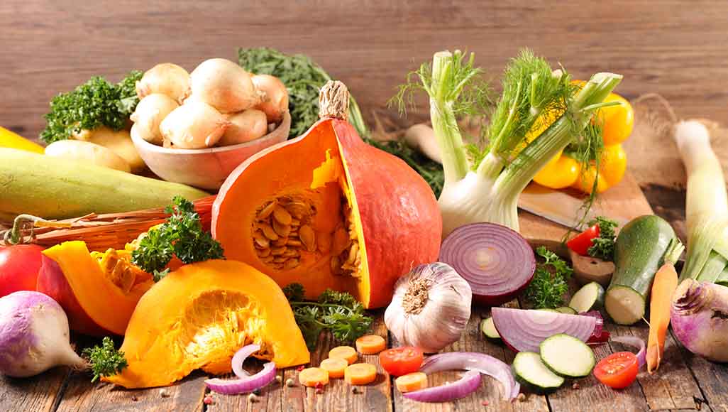 Mutélios ou trouver des vitamines en automne, table avec fruits et légumes d'automne