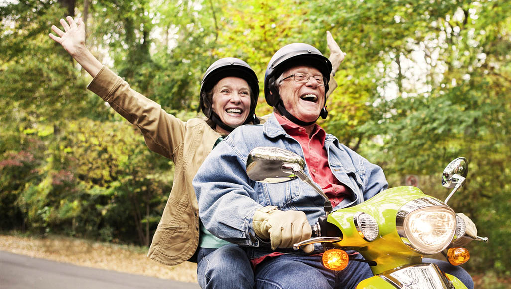 Mutélios bien vivre sa retraite, couple âgé s'amusant sur un scooter