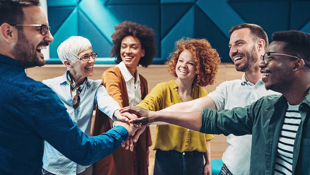 Mutélios faire adhérer ses équipes à la mutuelle d'entreprise, groupes de personnes se serrant la main