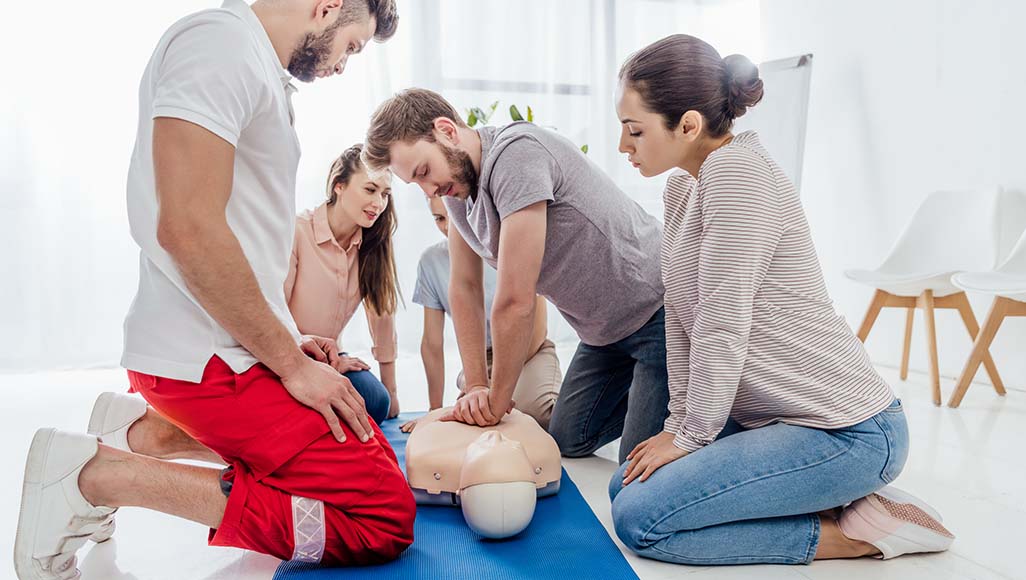 Mutélios gestes premiers secours, groupe de personne s'entrainant sur un mannequin aux gestes de premiers secours