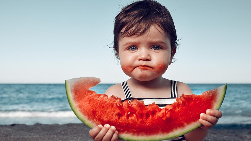 Mutélios idées reçues alimentation, enfant au bord de mer mangeant une pastèque