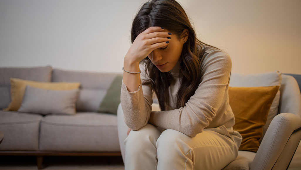 Mutélios migraine et vie sociale femme se tenant la tête