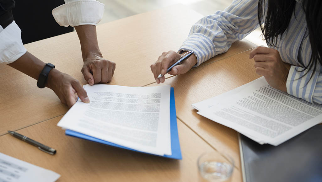 Mutélios, mutuelle entreprise, maintien des garanties santé en cas de suspension de contrat de travail, deux personnes étudiants un contrat