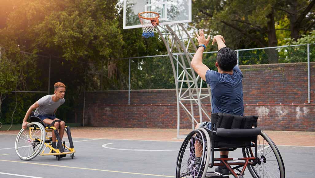 Mutélios Paralympiques Paris Deux jeunes en fauteuilles roulants jouant au basket