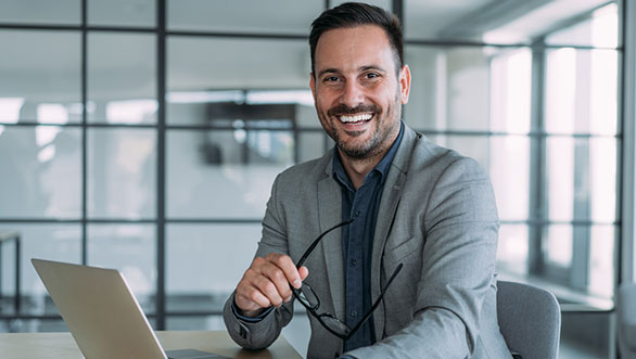 Mutélios société de conseil homme souriant